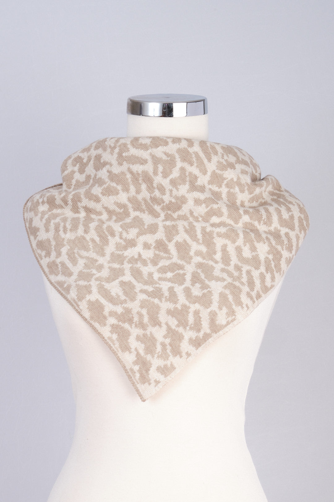 Bej-Krem- Leopar Desenli Triko Üçgen Şal