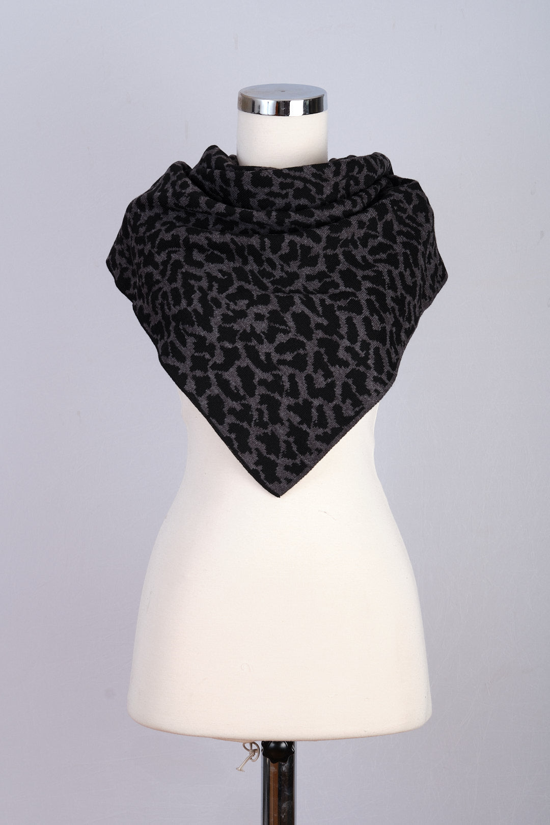 Siyah-Antrasit- Leopar Desenli Triko Üçgen Şal