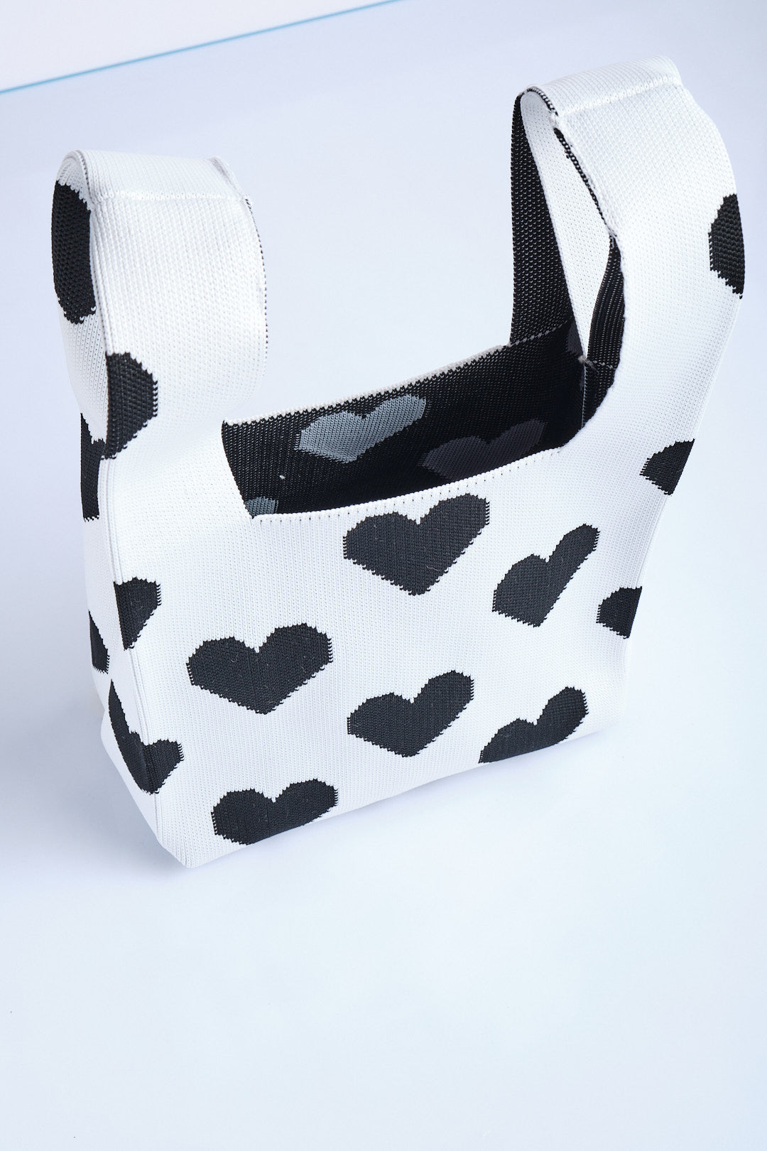 Siyah-Beyaz - Kalp Desenli Triko Tote El Çantası