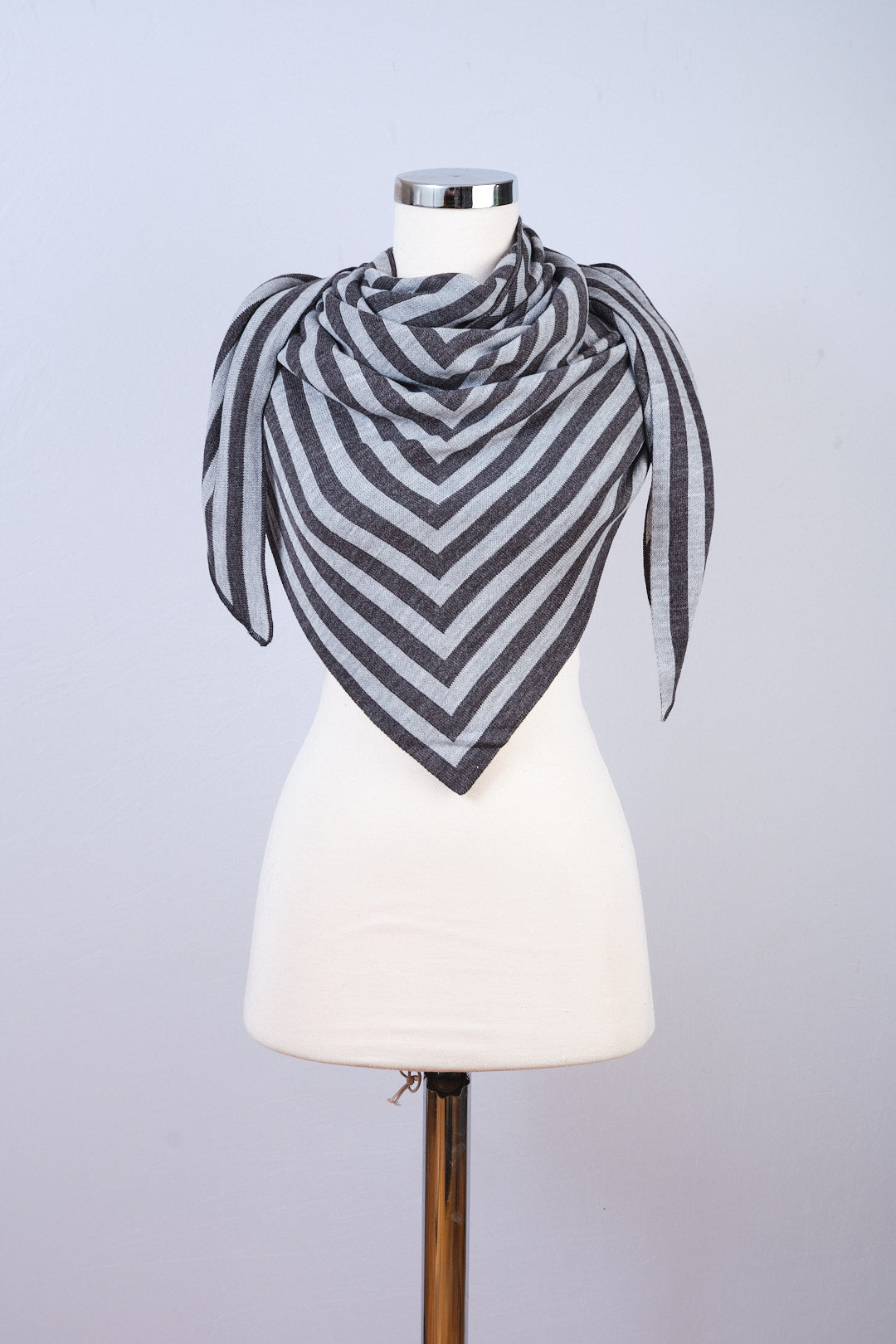 Gri-Antrasit -Çok Çizgi Desenli Triko Üçgen Şal