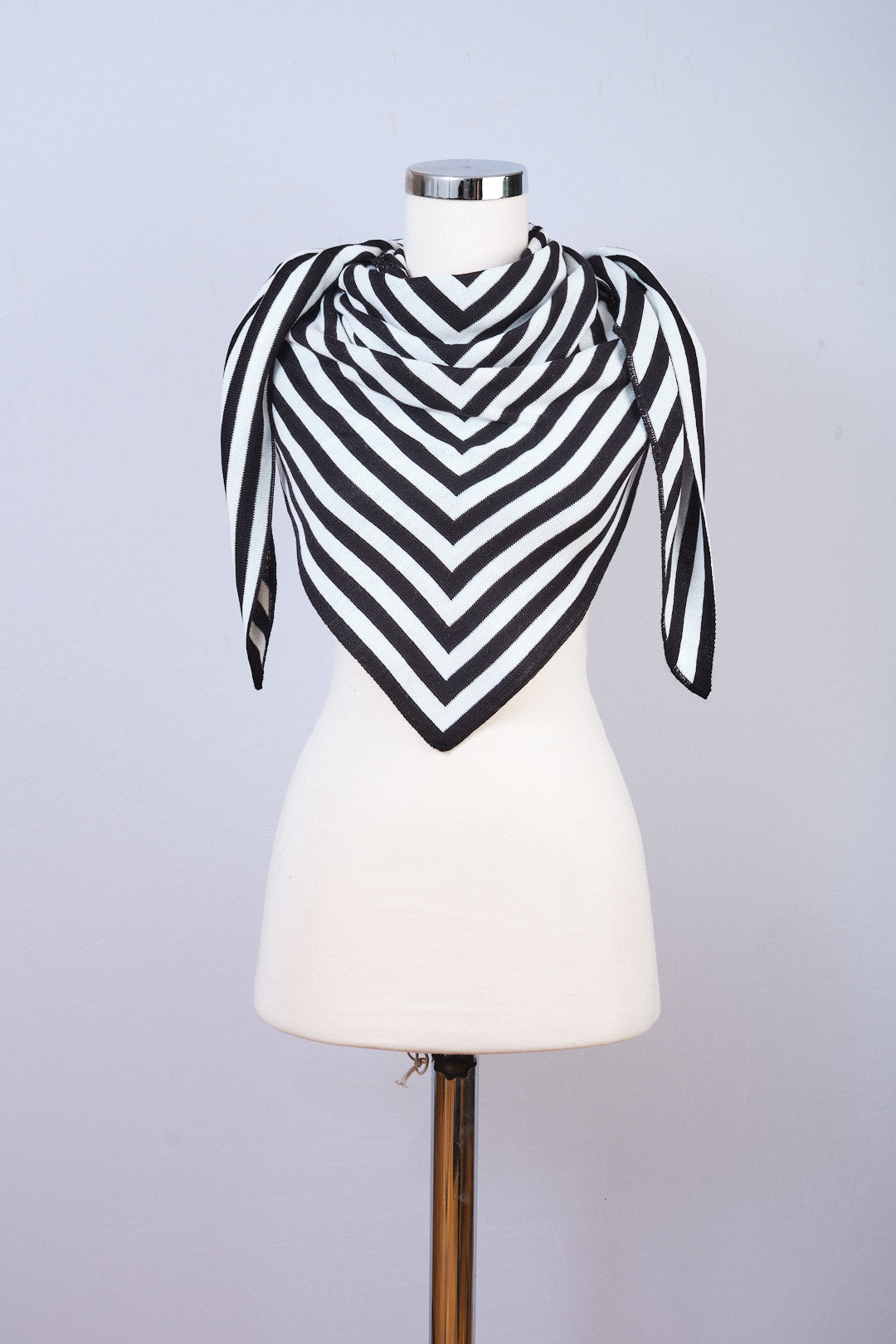 Siyah-Beyaz -Çok Çizgi Desenli Triko Üçgen Şal