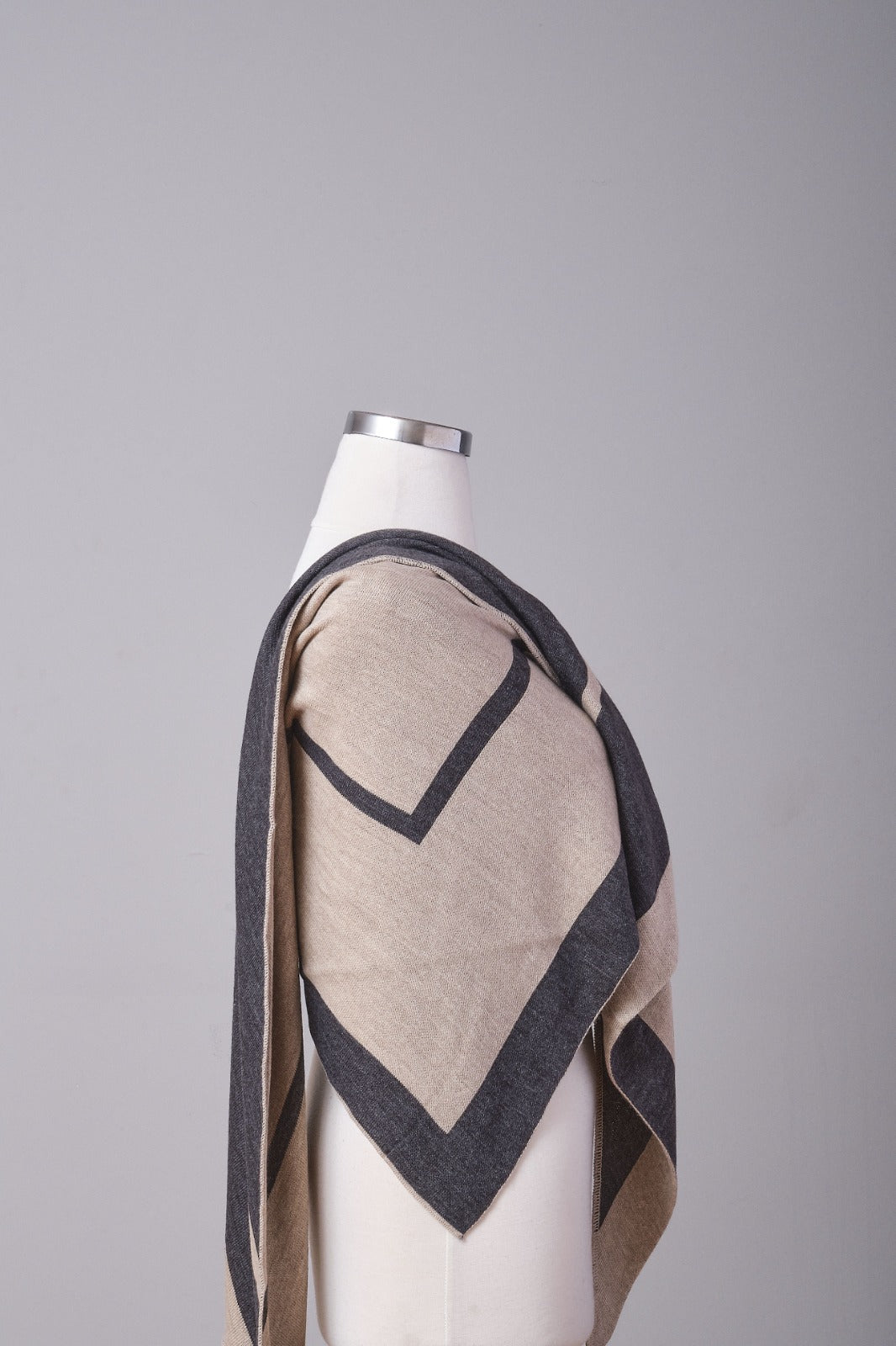 Bej-Antrasit -Çizgi Desenli Triko Üçgen Şal