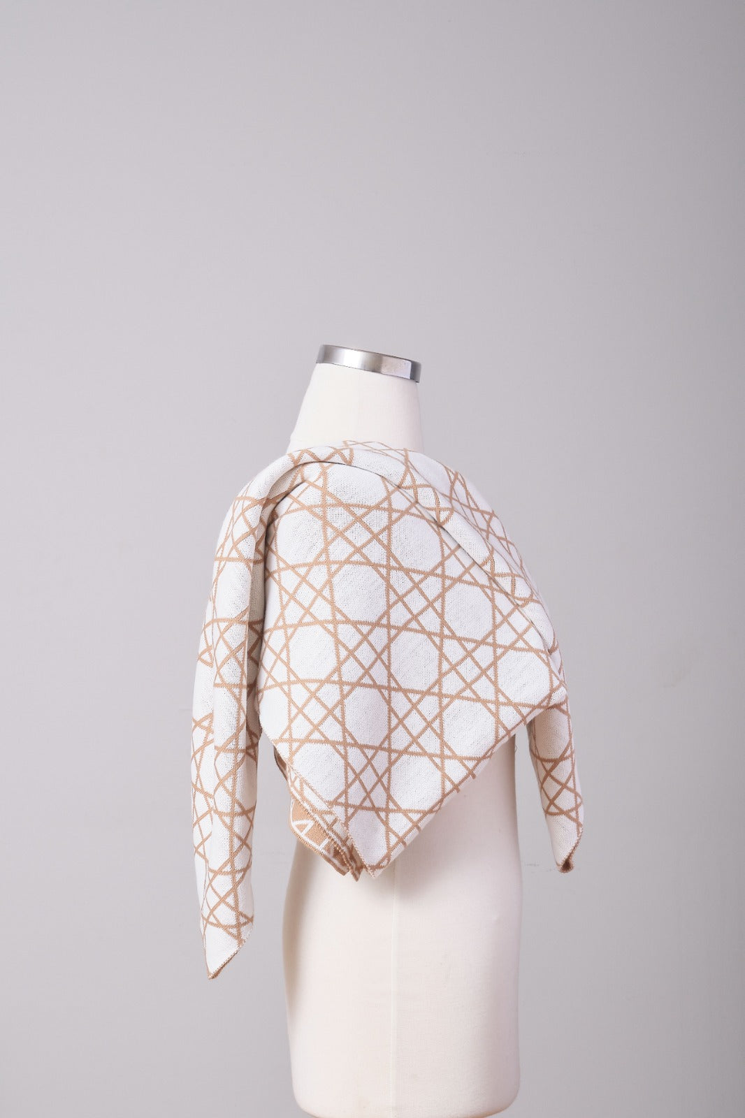 Bisküvi-Beyaz -Cannage Desenli Triko Örme Şal