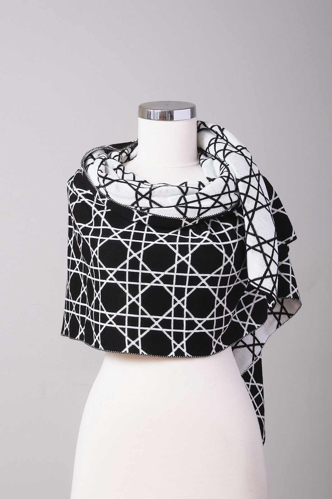 Siyah-Beyaz -Cannage Desenli Triko Örme Şal