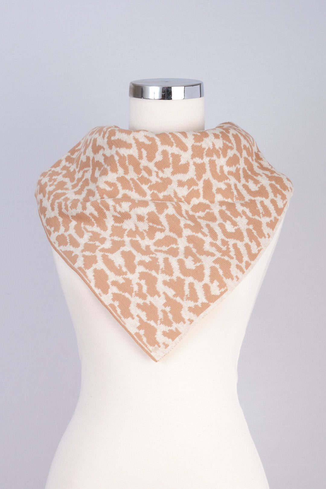 Bej-Bisküvi -Leopar Desenli Triko Üçgen Şal