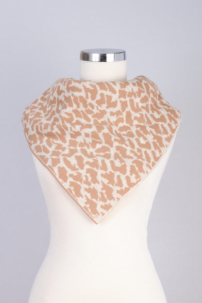 Bej-Bisküvi -Leopar Desenli Triko Üçgen Şal