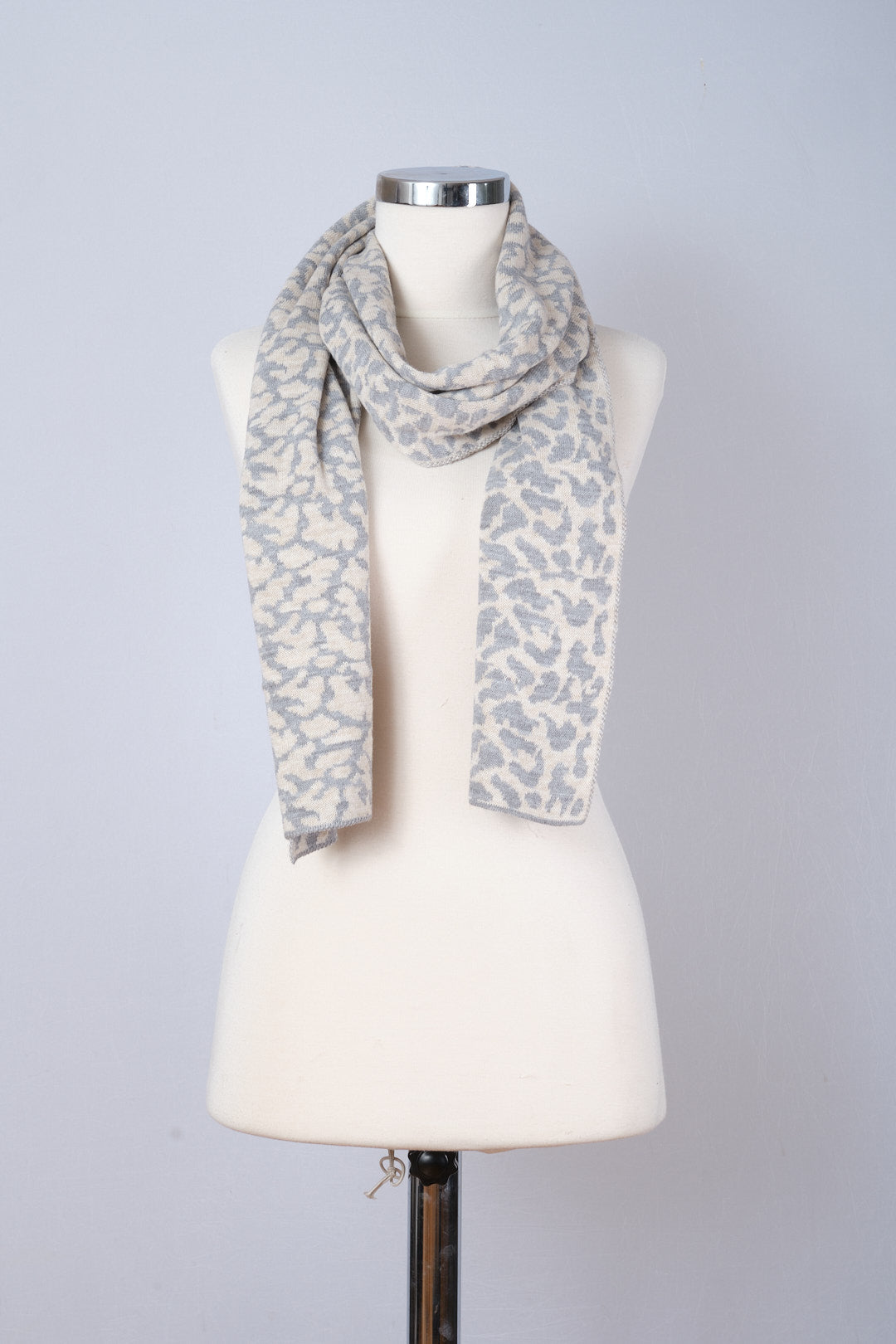 Gri-Bej Leopar Desenli Triko Atkı