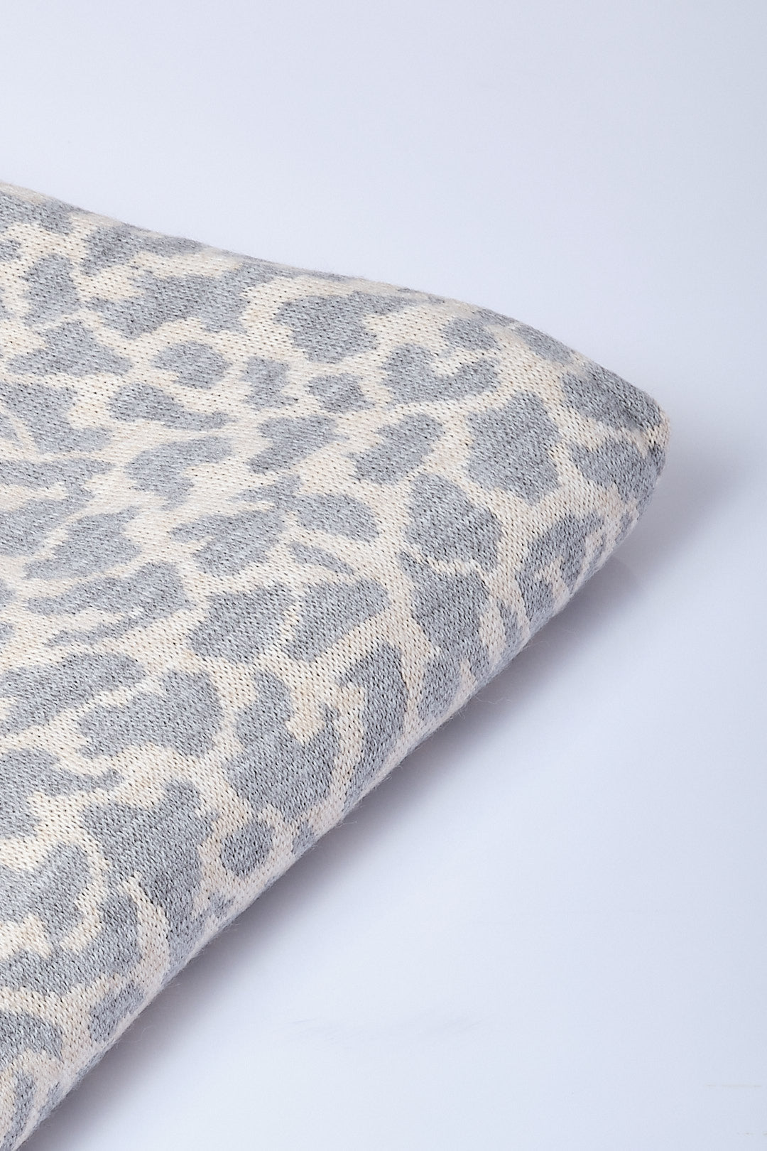 Gri-Bej -Leopar Desenli Triko Şal